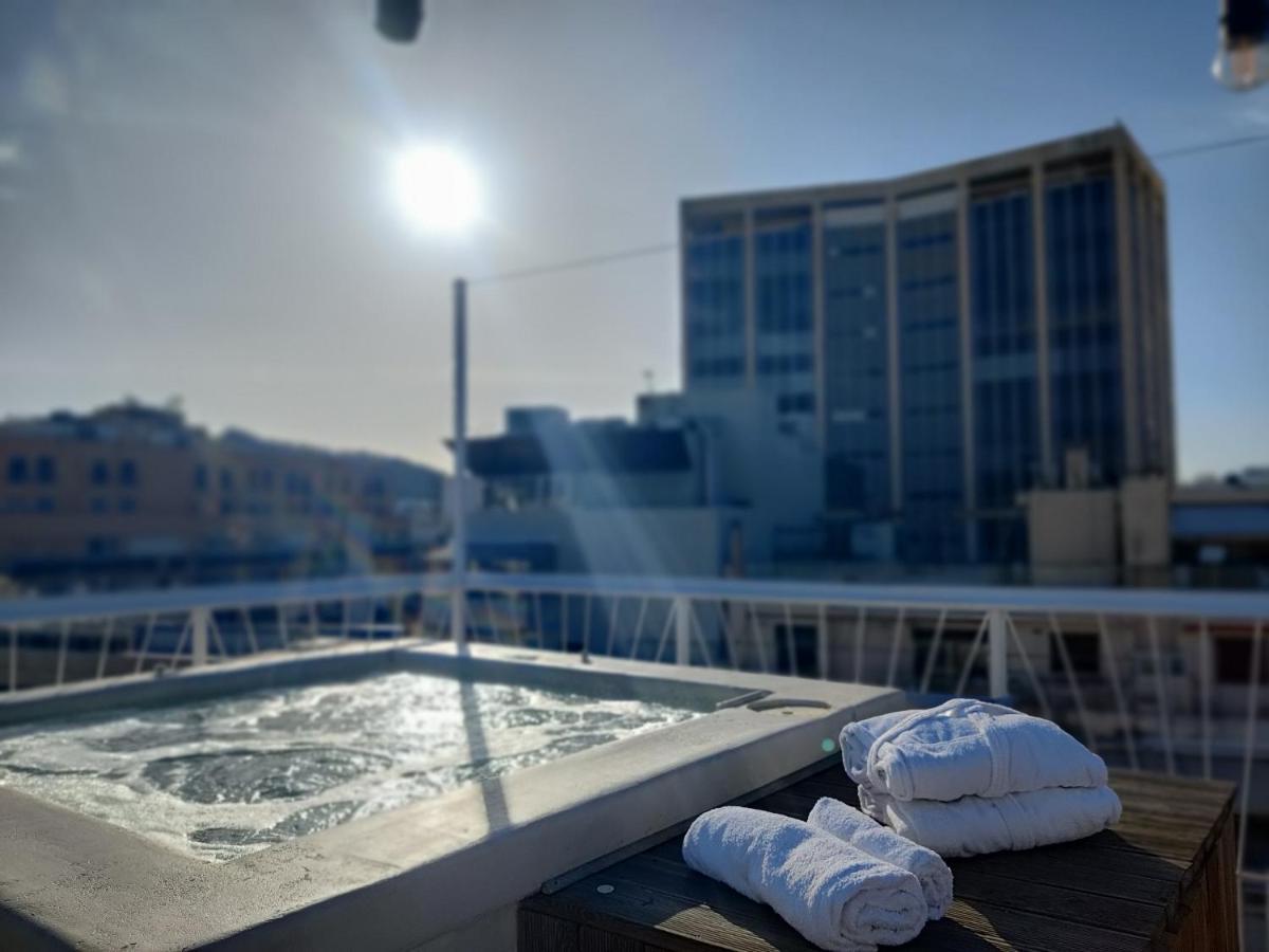 Unique Solar Penthouse With Jacuzzi And Sauna In Central เอเธนส์ ภายนอก รูปภาพ